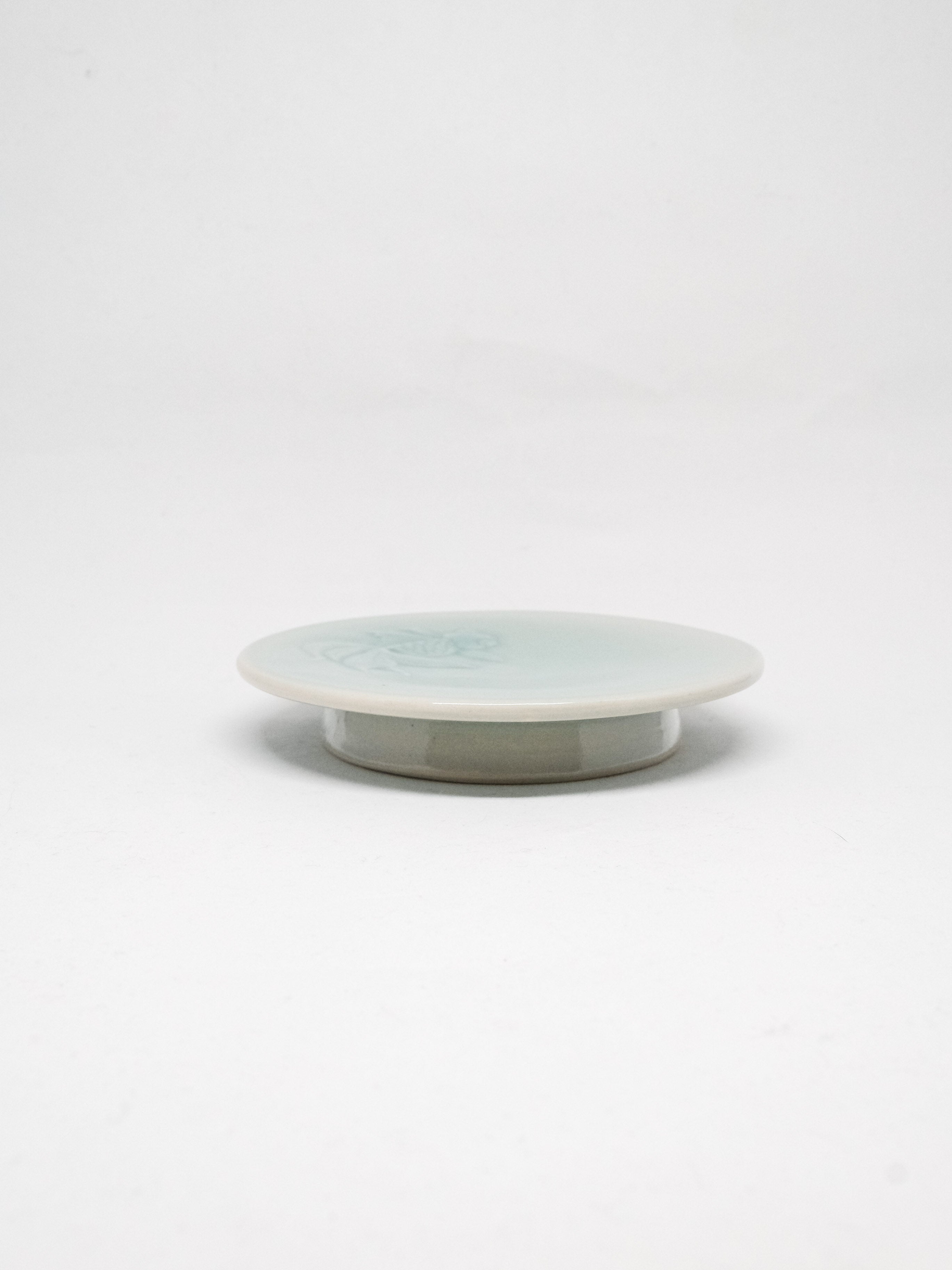 Floating carving fish dish