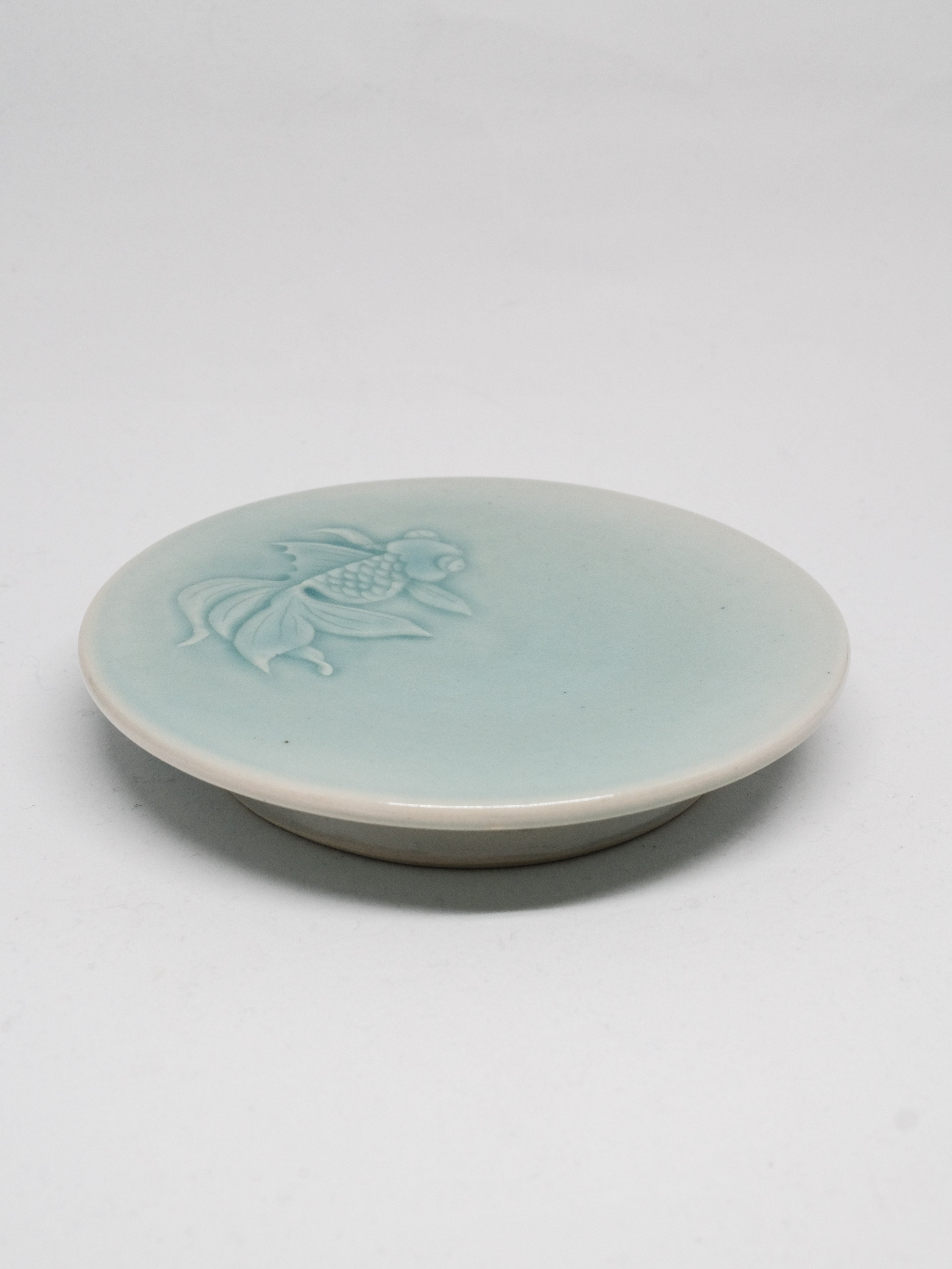 Floating carving fish dish