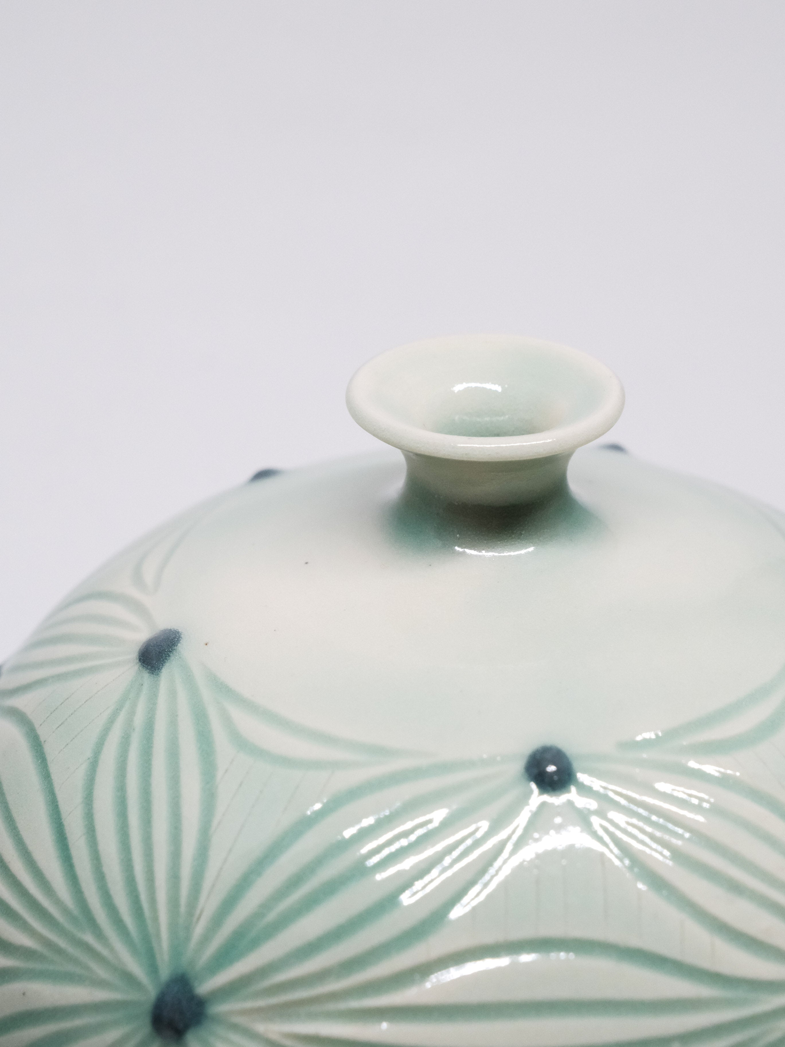 Round carved vase - Celadon