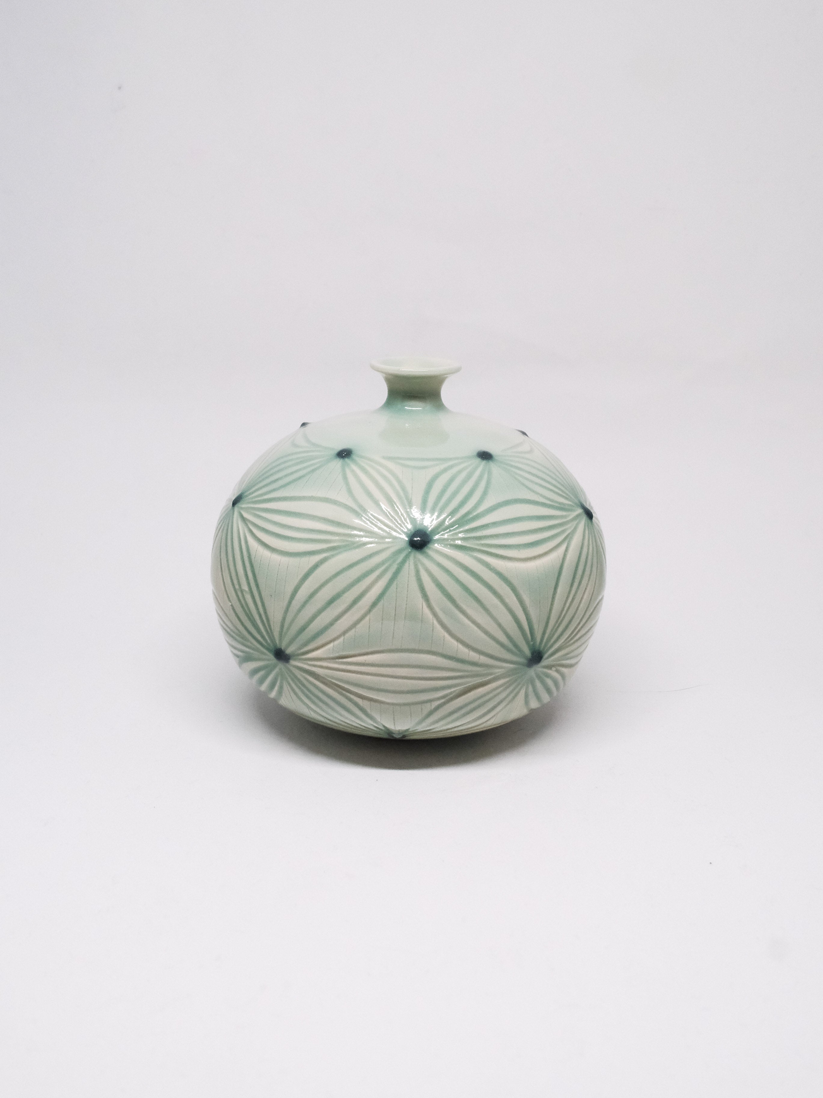 Round carved vase - Celadon