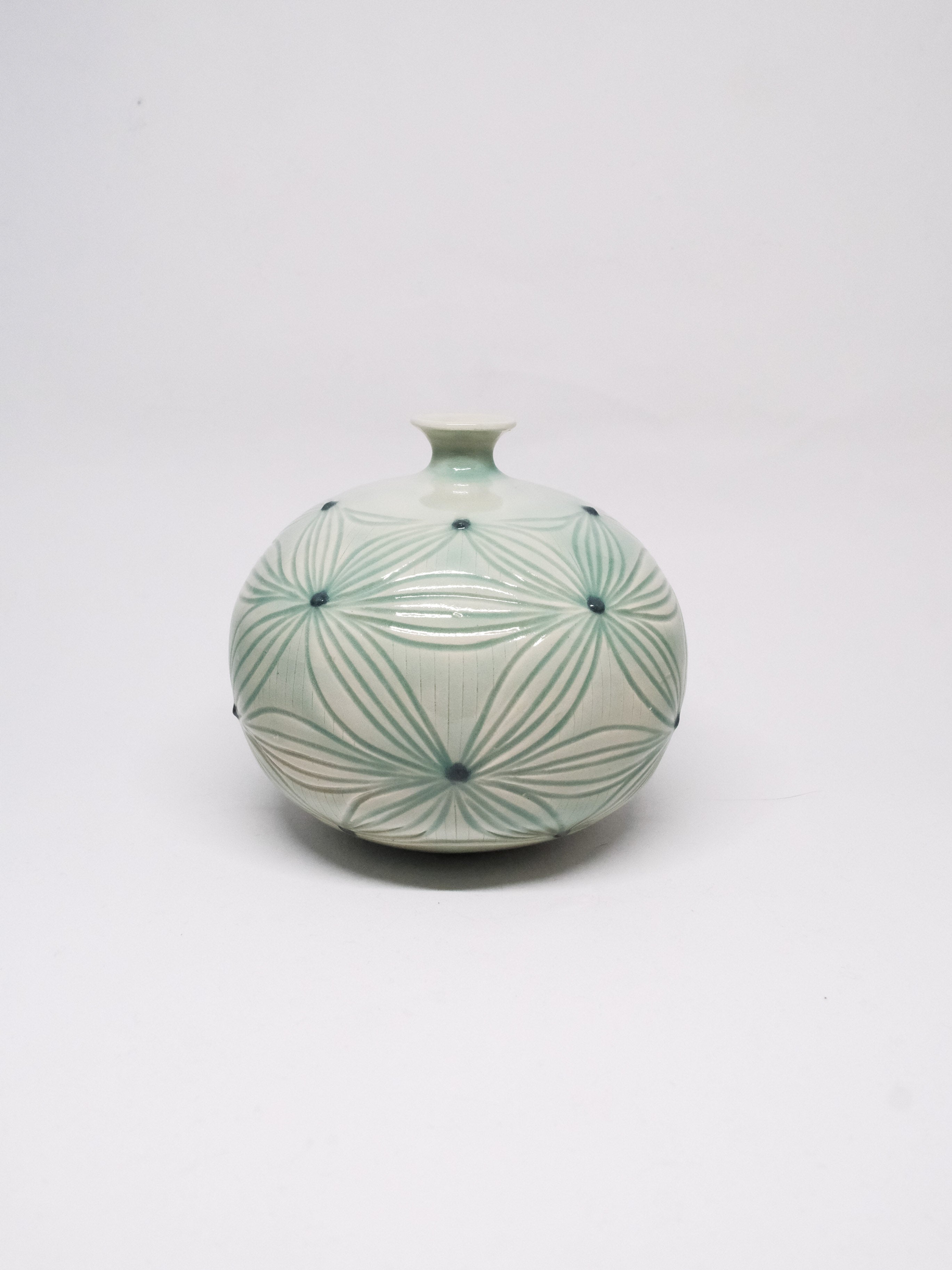 Round carved vase - Celadon